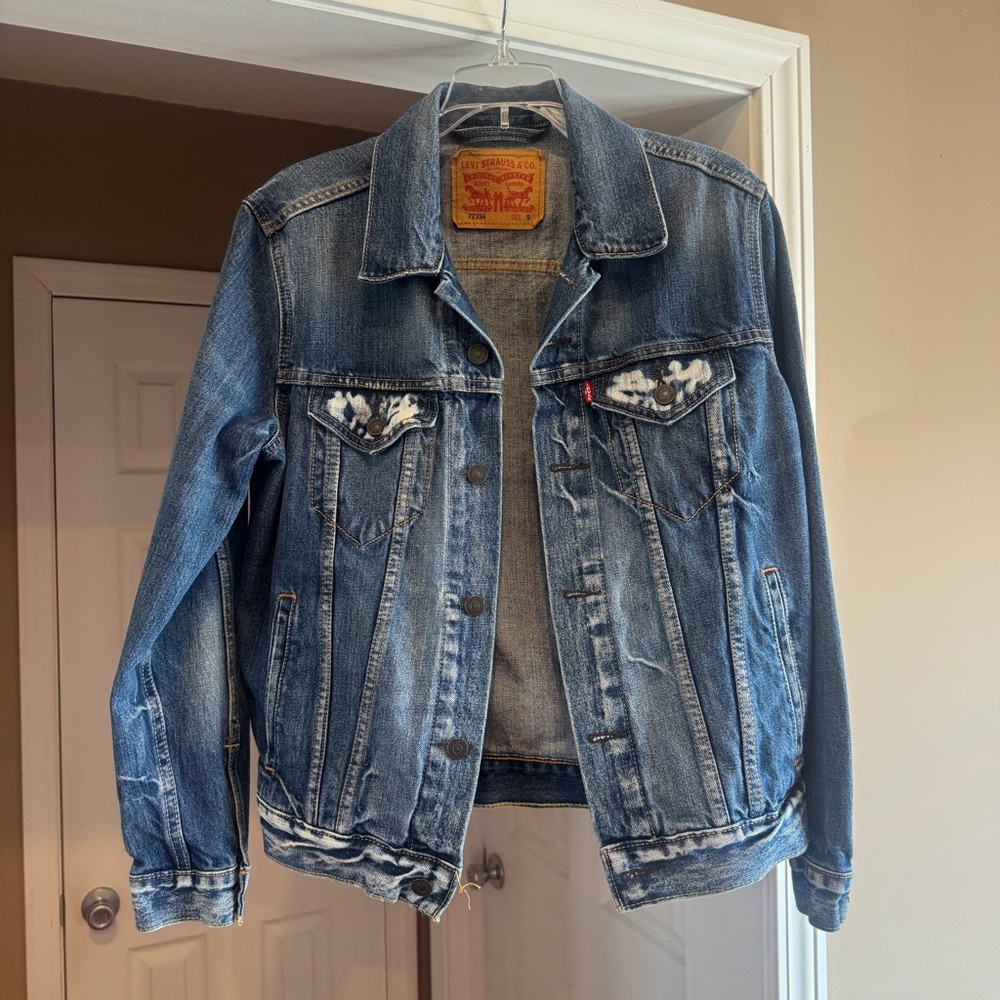 Levi's Light Blue Denim Jacket with Tan Leather Patch